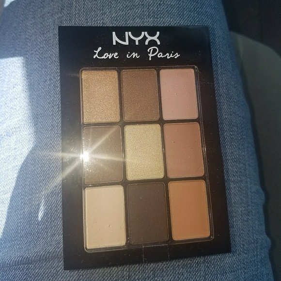 NYX 'Love in Paris' 9-color shadow pallette👩🏽🎤 - Picture 2 of 3